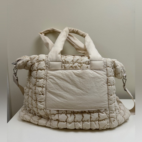 A New Day duffle bag with cross body strap barely used smoke and pet free - Picture 5 of 6